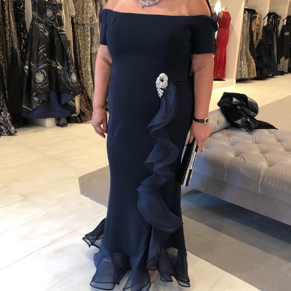 Absolutely beautiful navy blue gown. Used once mother of the groom gown - Picture 2 of 7